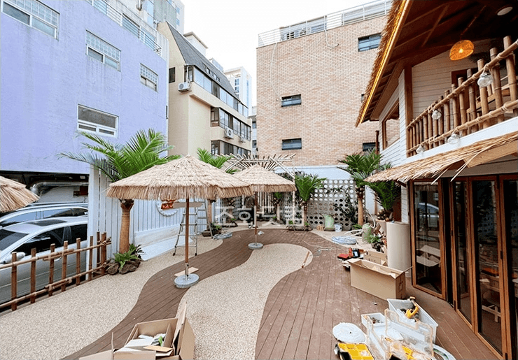 서울 에이스크랩 강남점 — 파라솔이 늘어선 우드데크 골목
