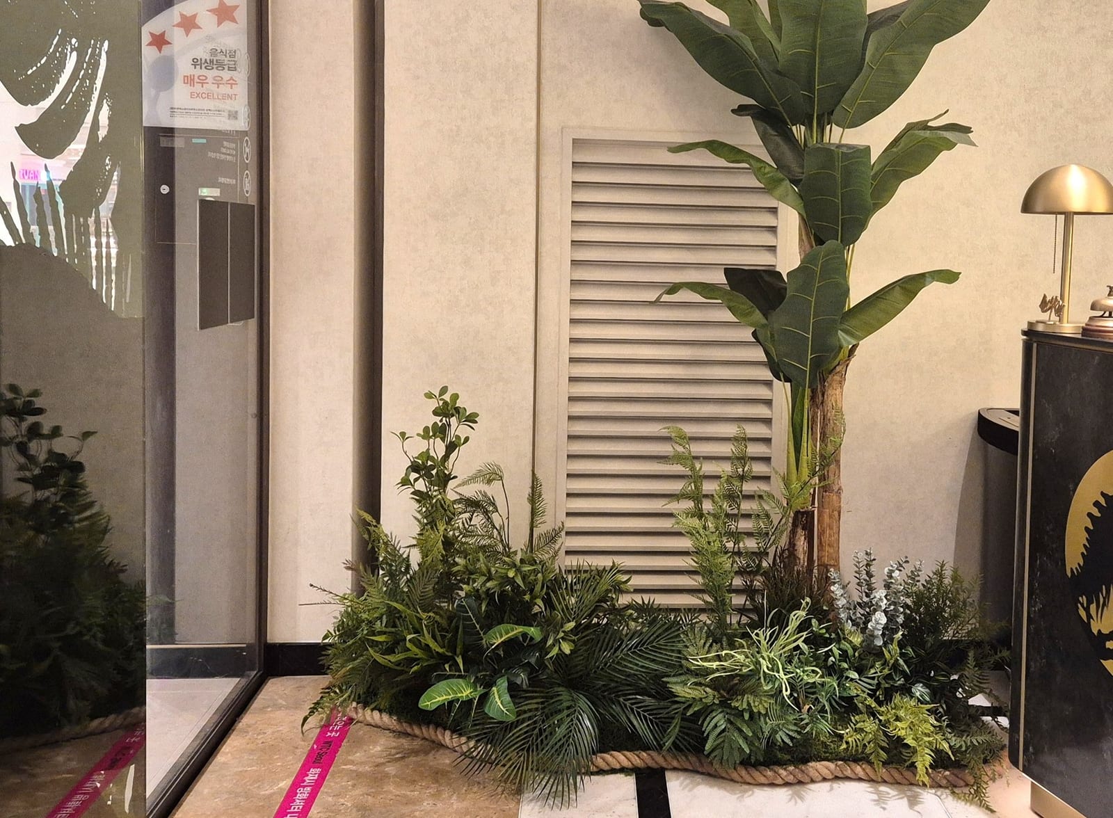 삼성동 코엑스 아웃백 — 놓고 앉히는 건식 설치로 완성된 카운터 곁 화단