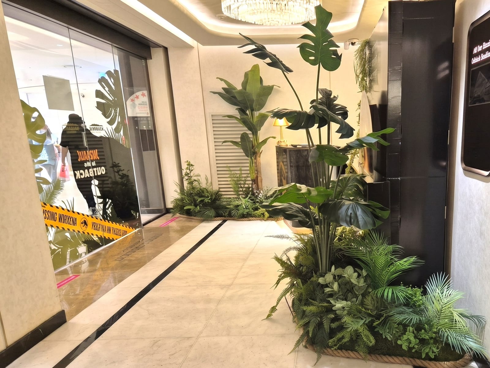 삼성동 코엑스 아웃백 — 영업 중인 매장의 복도에 시공된 아일랜드 화단