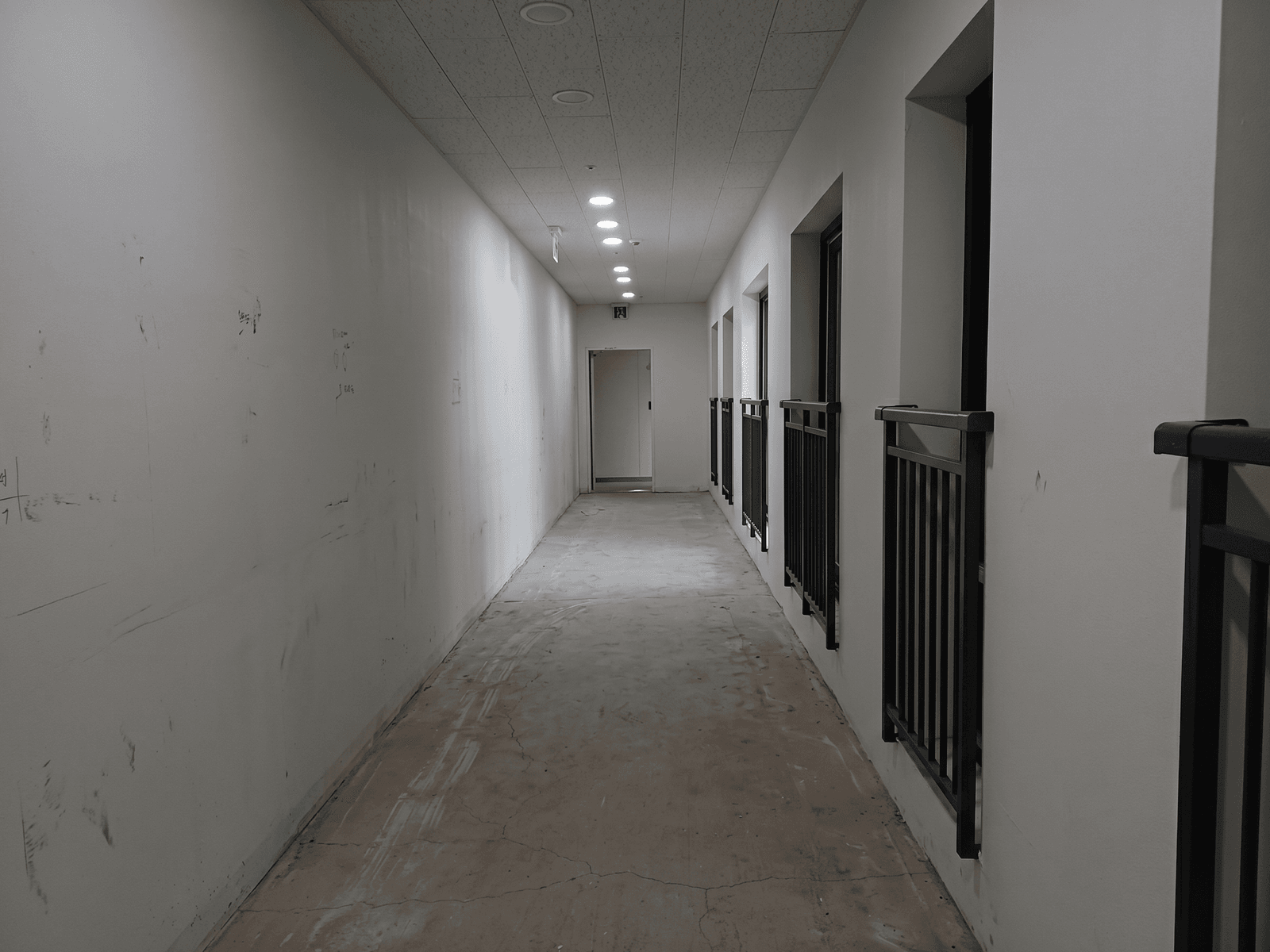 안산 아파트 모델하우스 — 시공 전 골조뿐이던 발코니 통로