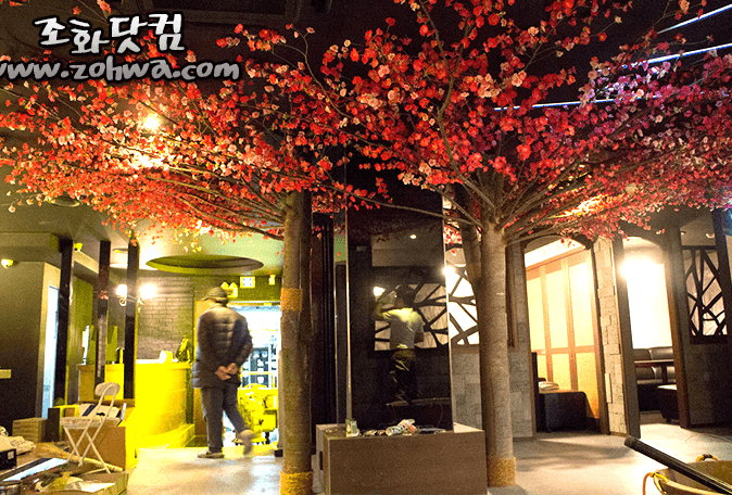 안양 LJ BAR — 오픈 매장의 홍보 자산이 되는 매화나무 포토존