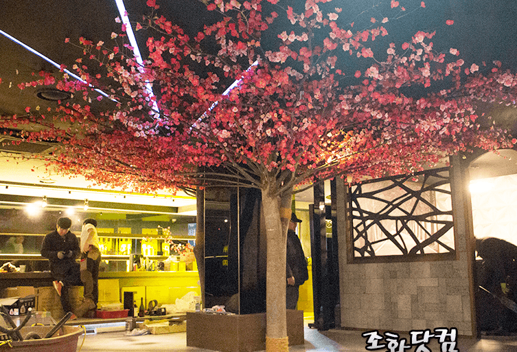 안양 LJ BAR — 연리지 수형으로 맞춤제작한 인조 매화나무