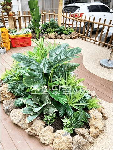 서울 에이스크랩 강남점 — 진짜 화산석과 어우러진 그린 식물 화단
