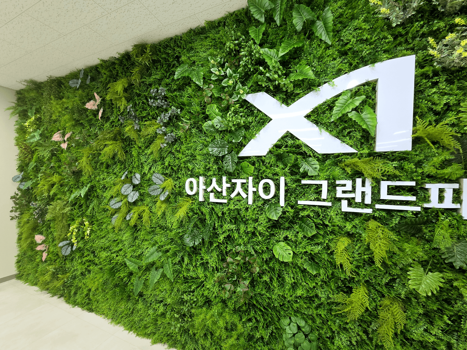 아산 자이그랜드파크 분양사무실 — 측면 앵글에서 본 배경월