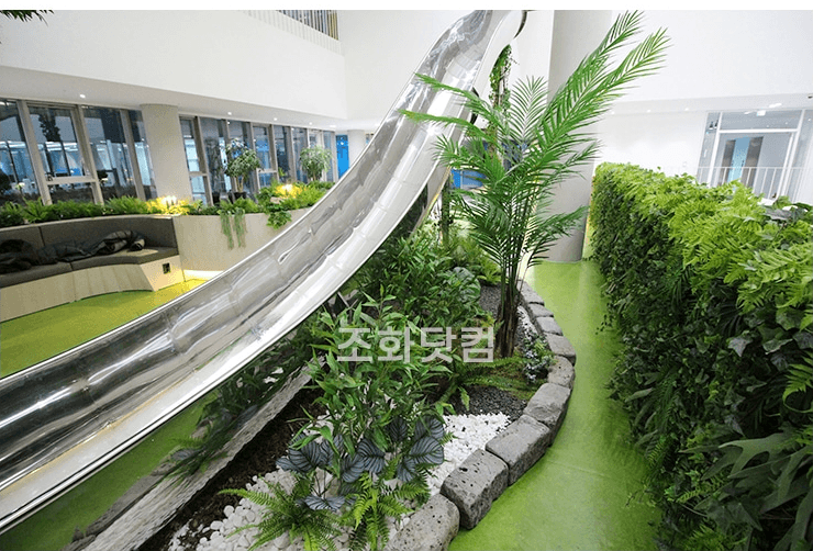 공주 애터미파크 — 에스컬레이터 옆 경사면까지 이어진 식재