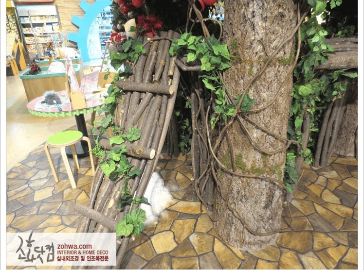서울 용산 반다이 완구매장 — 넝쿨 감은 목대와 인조잔디 바닥
