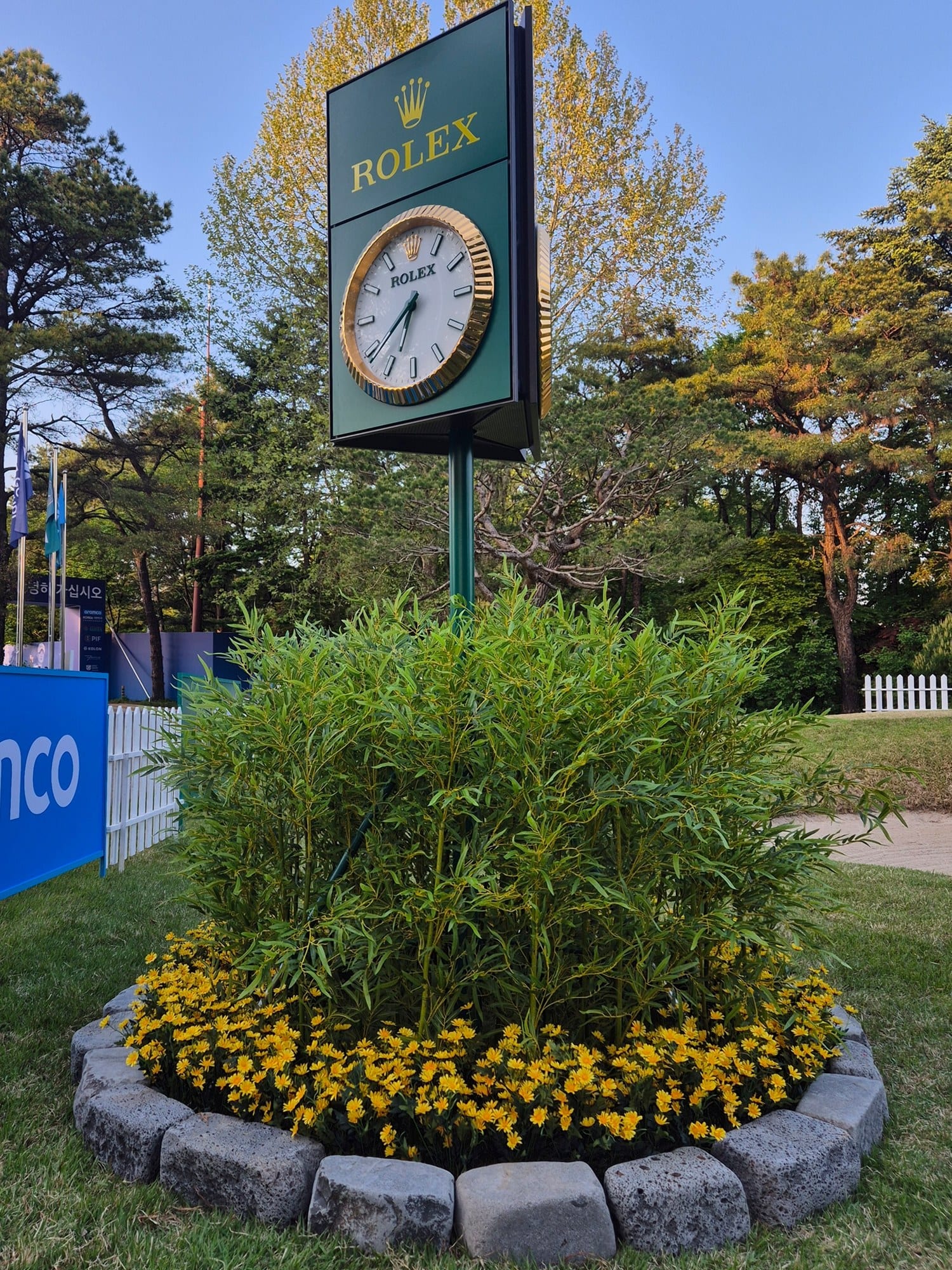 고양시 뉴코리아CC — 시계탑 화단 가장자리를 두른 현무암 돌담 경계
