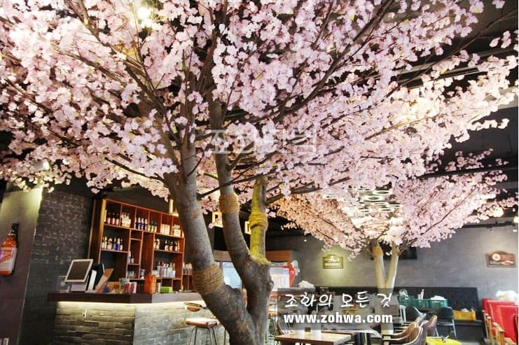 하남 비어스타 맥주집 — 안쪽 벚꽃나무 기둥