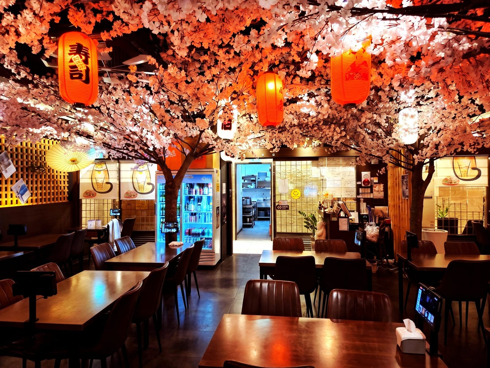 서울 강남 이자카야 — 홀 전체를 덮은 인조 벚꽃 캐노피와 초롱