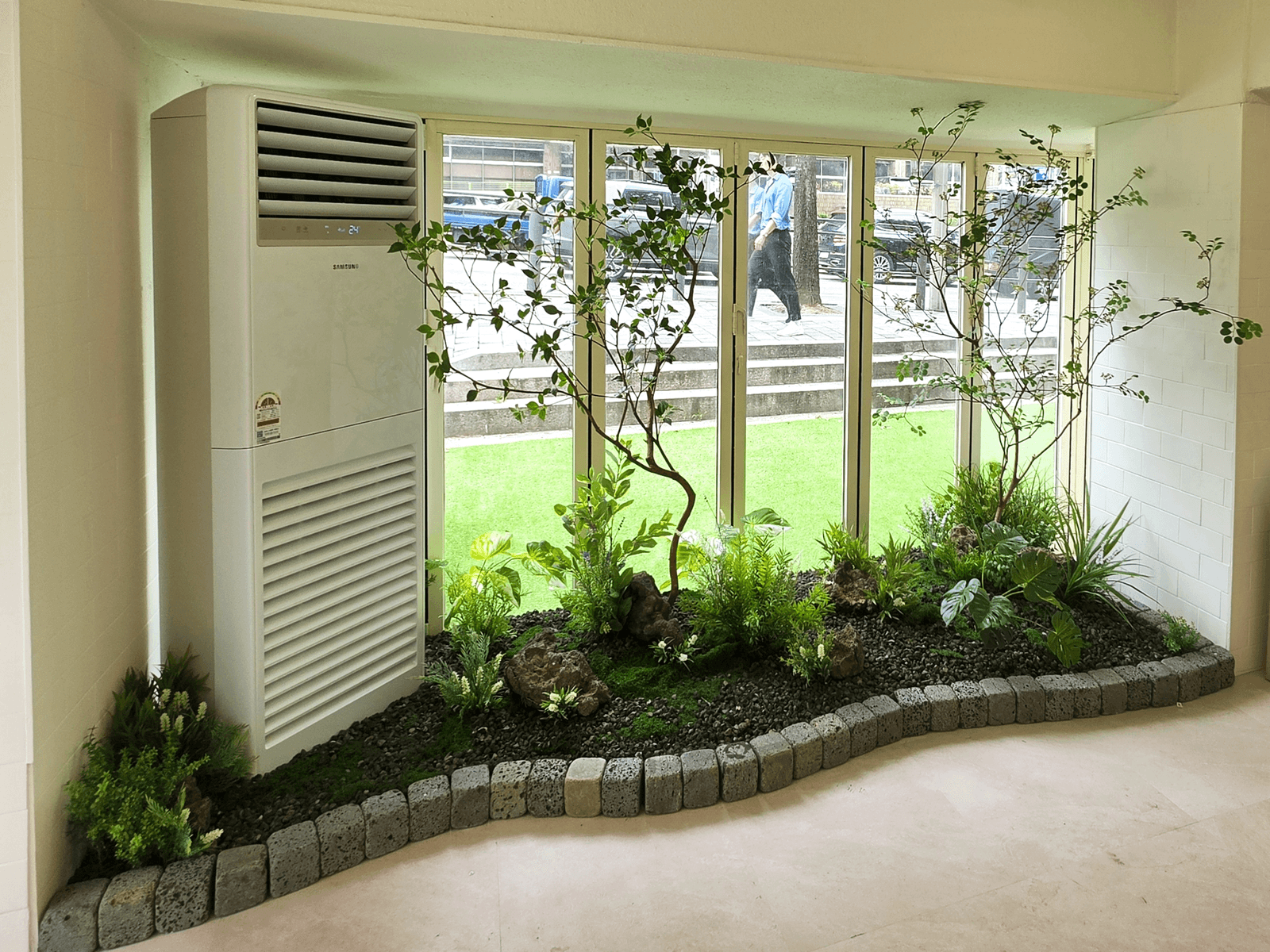 서울 봉주르팔당 반포점 — 폴딩도어 창가의 개방감을 살린 인조나무 화단