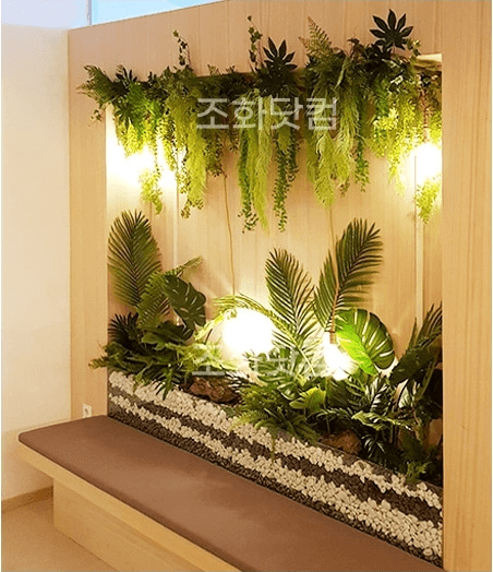 광주 보울레시피 충장점 — 벤치 뒤를 채운 인조식물 벽면녹화 코너