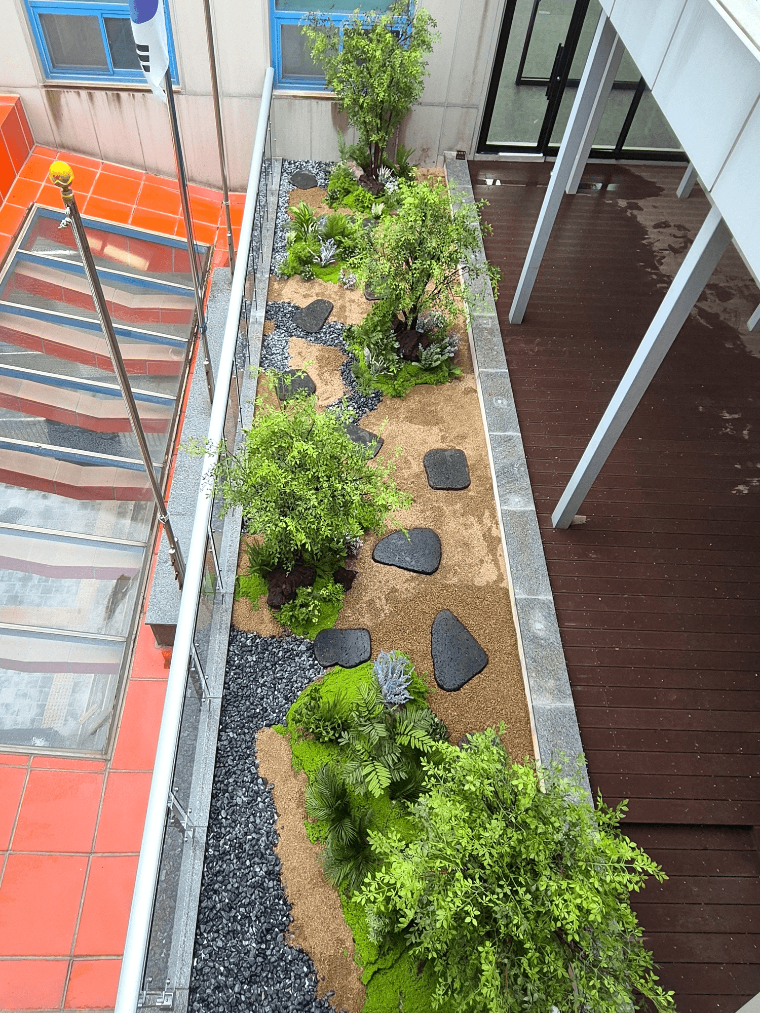 전북 부안학생교육문화관 정원을 가로지르는 검은 판석 디딤돌 산책로