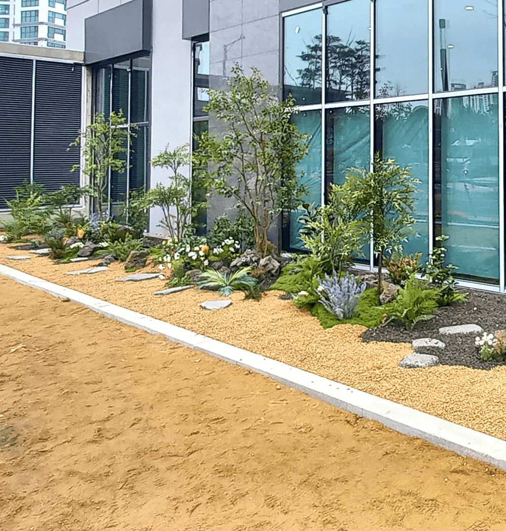 인천 청라 이편한세상 — 외벽 화단의 인조 식물과 진짜 돌 디테일