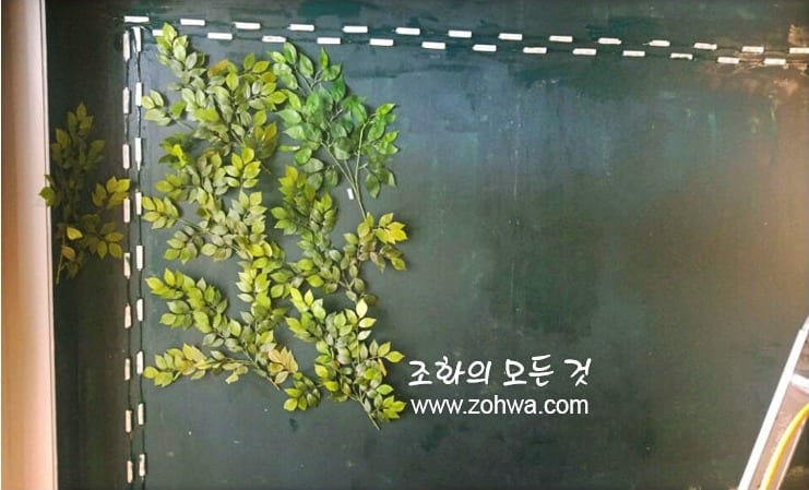 부산 플라잉볼 수제버거 — 스포트라이트가 비추는 벽면녹화