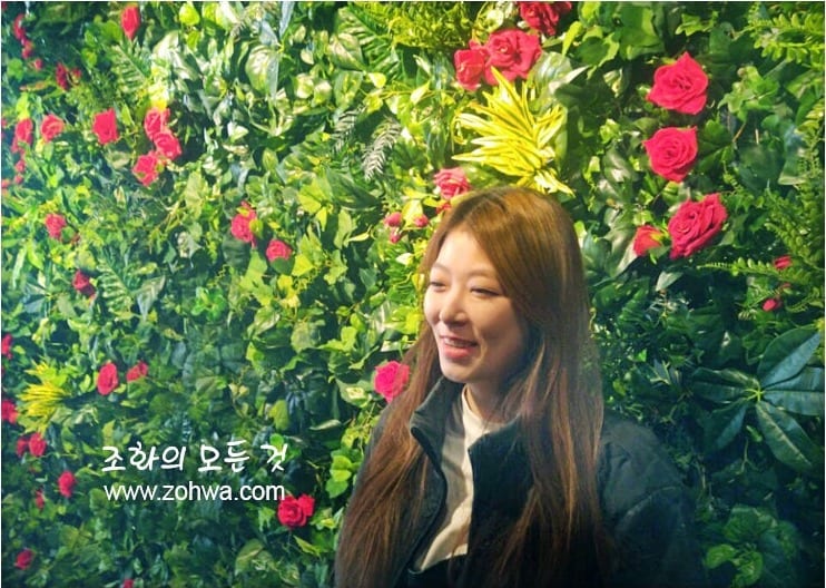 부산 플라잉볼 수제버거 — 벽 앞에서 사진 찍는 손님