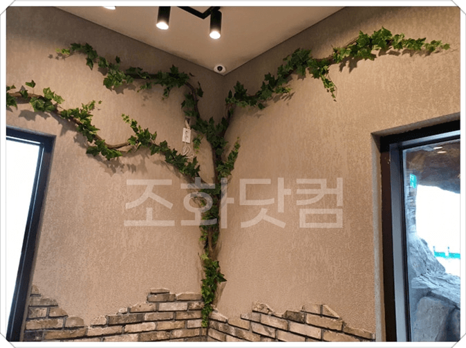 부산 롯데월드 어드벤처 기린존 모서리를 따라 이어진 벽면 넝쿨