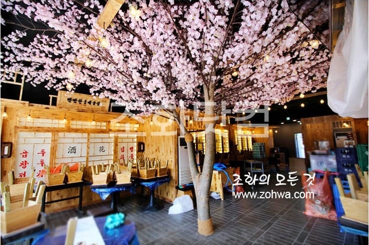 부산 만만코코로 해운대점 — 사케 배너와 벚꽃