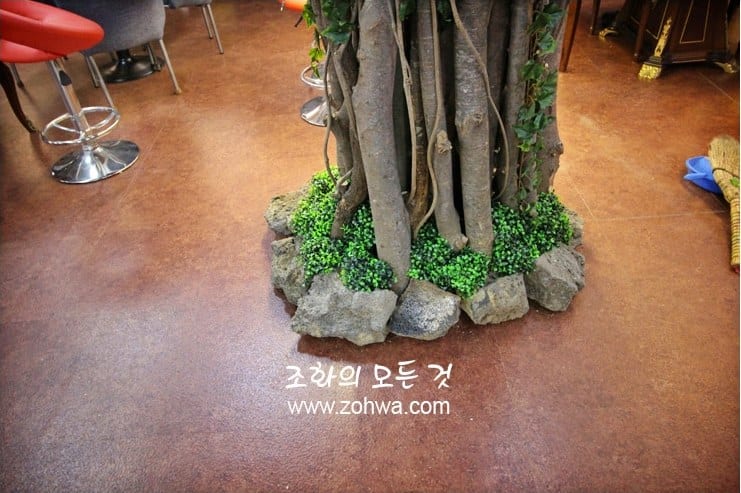 원주 카페두아 — 자연석 화단으로 마감한 밑동