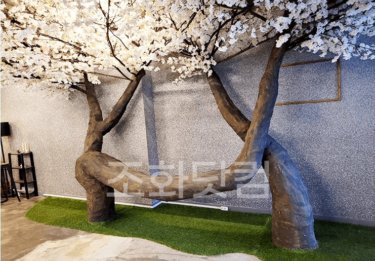 대구 커피한잔할래요 — 벚꽃나무 두 그루 사이에 놓인 벤치 포토존