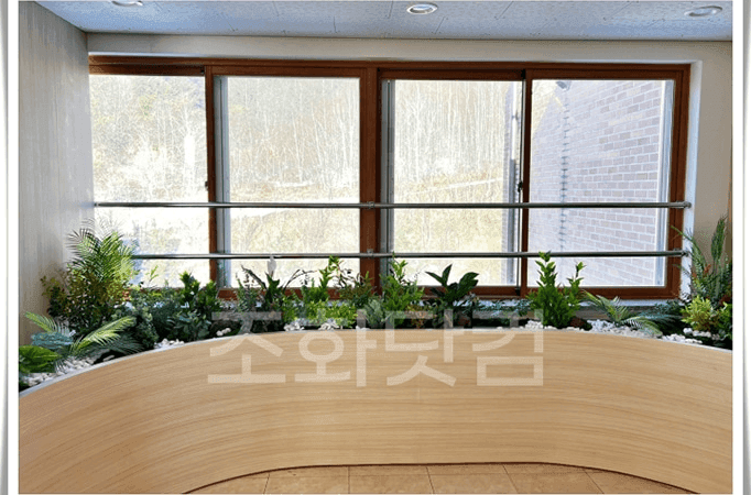 평창 봉평고등학교 — 창가 플랜트박스와 함께 학교 실내에 녹색을 들인 전경