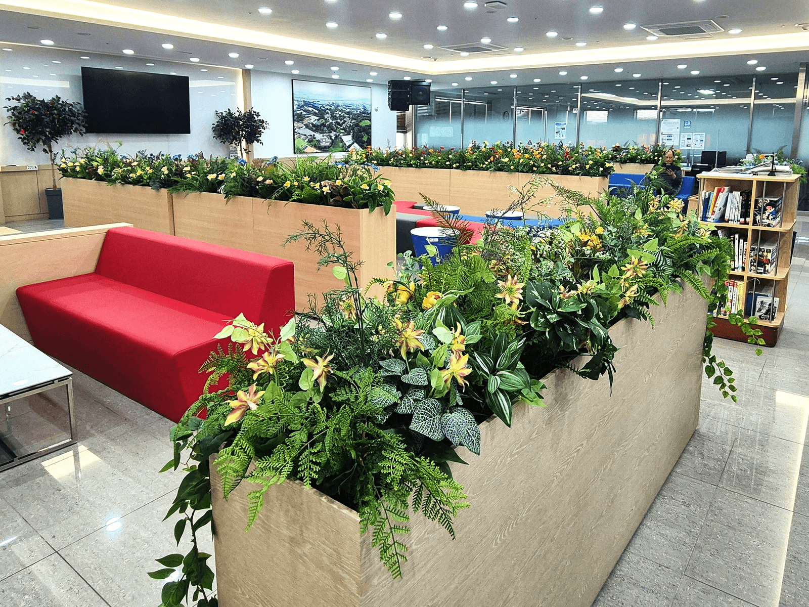 충남 천안 연암대학교 — 포스터 게시 벽과 그 앞의 초록·꽃 플랜트박스
