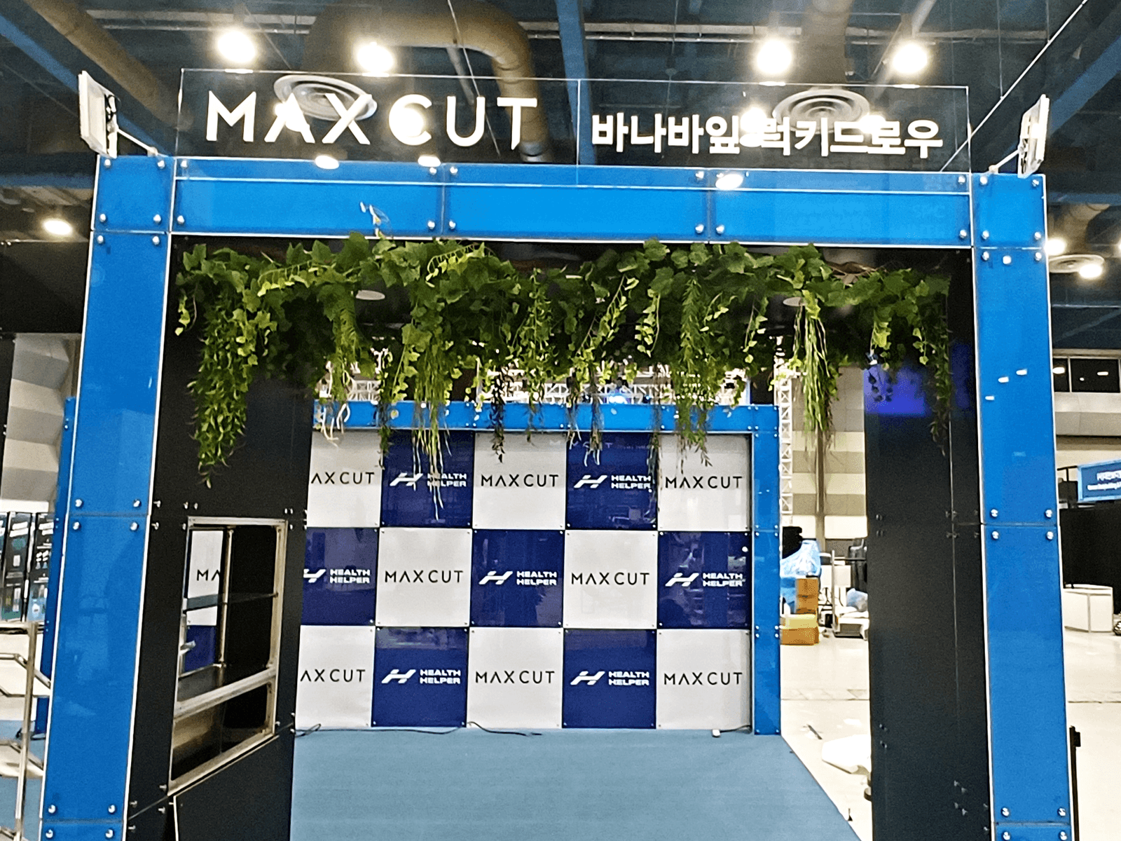 코엑스 스타필드 행사장 — 백드롭과 어우러진 정면