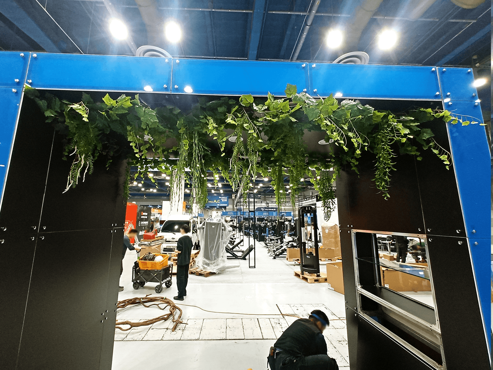 코엑스 스타필드 행사장 — 게이트 상단 고정 작업