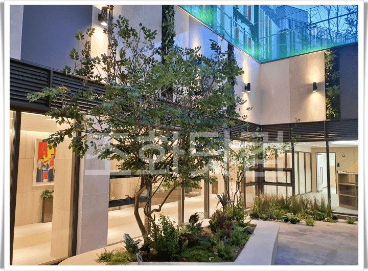 인천 주안파크자이 아파트 커뮤니티 — 중정 전체의 밝은 화단 조경