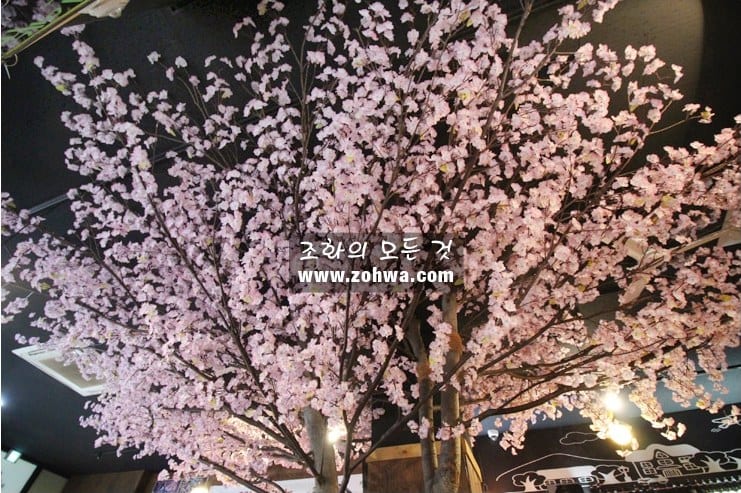인천 닭권브이치킨토리 300점 — 풍성한 벚꽃 캐노피