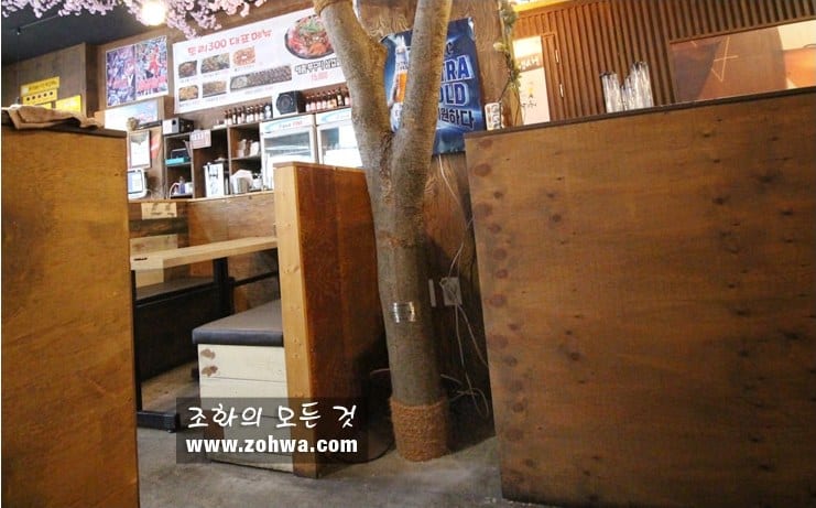 인천 닭권브이치킨토리 300점 — 부스 사이에 선 벚꽃나무 기둥