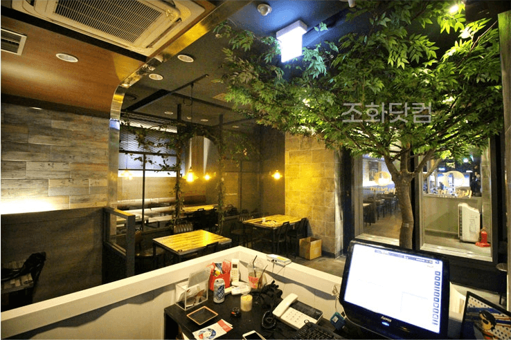 서울 더냄비 강남역점 — 어두운 자리에 놓인 나무와 좌석
