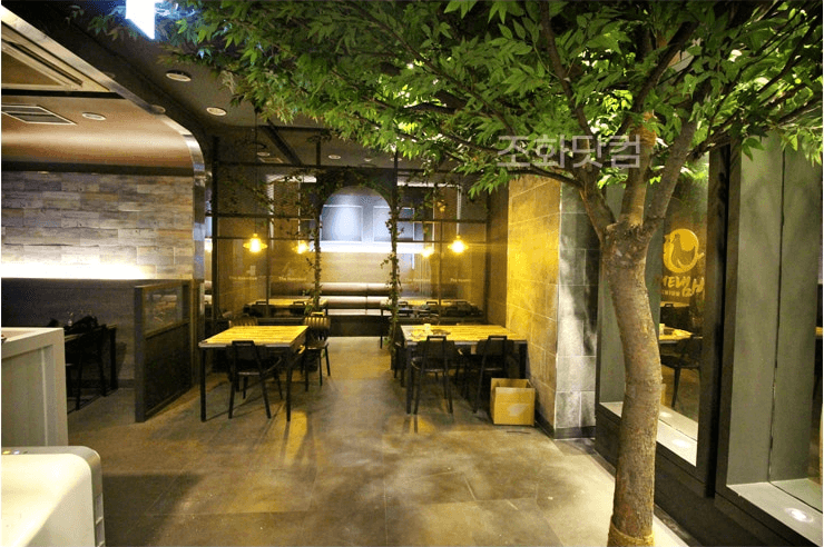 서울 더냄비 강남역점 — 숲속 콘셉트로 구별되는 주점