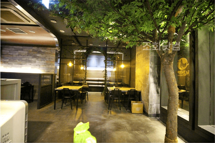 서울 더냄비 강남역점 — 기둥을 감싼 인조 느티나무