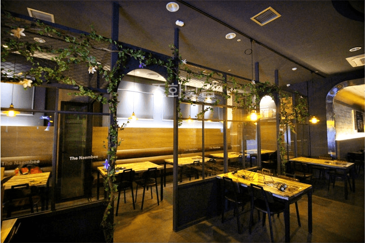 서울 더냄비 강남역점 — 벽면 잎과 이어진 매장 홀