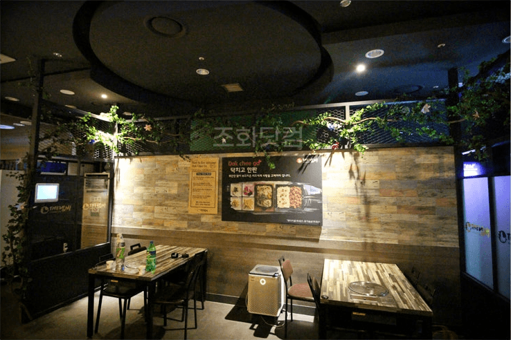 서울 더냄비 강남역점 — 넝쿨을 촘촘히 채운 벽면녹화