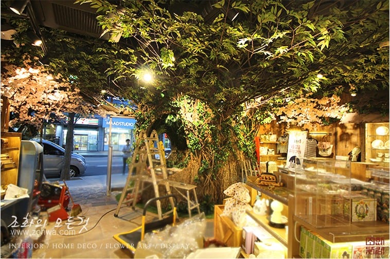 용산 아이파크몰 도토리숲 — 겹겹이 쌓인 숲 레이어의 매장