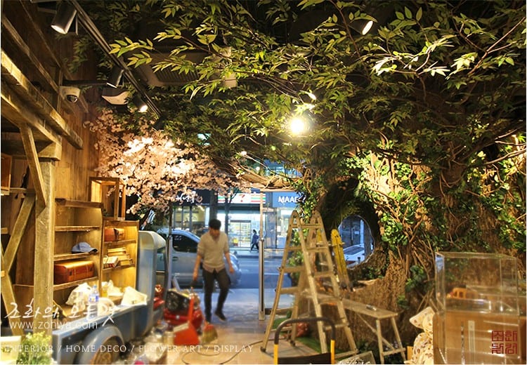 용산 아이파크몰 도토리숲 — 안쪽 벚꽃까지 보이는 깊이