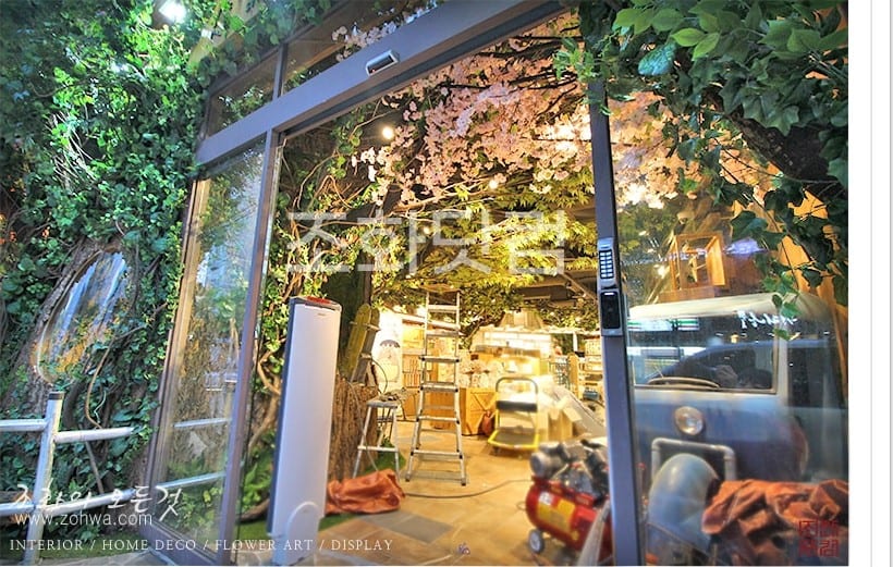 용산 아이파크몰 도토리숲 — 유리 너머로 숲이 보이는 파사드