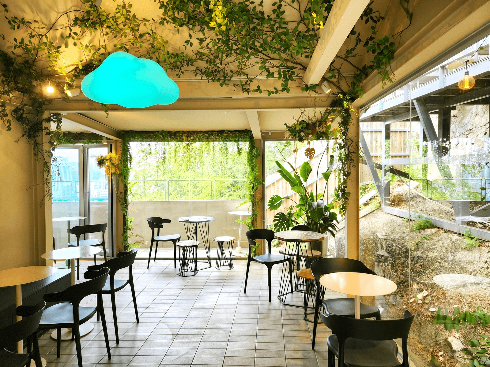 서울 산1-1 카페 — 갈란드와 한 콘셉트로 이어지는 실내 테라스