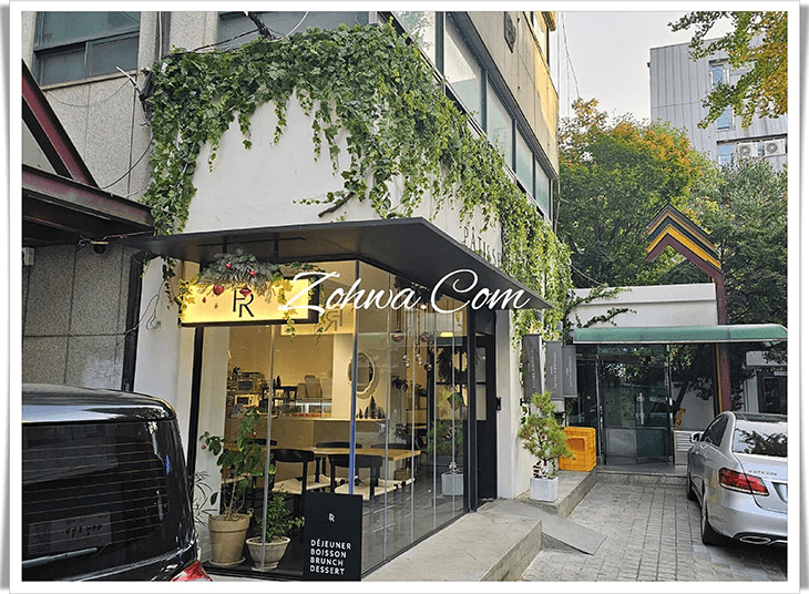 압구정 파티세리후르츠 — 입구 위까지 초록인 외관
