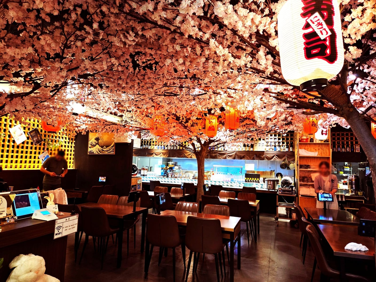 서울 강남 이자카야 — 어느 테이블에서 찍어도 머리 위 벚꽃이 배경이 되는 홀