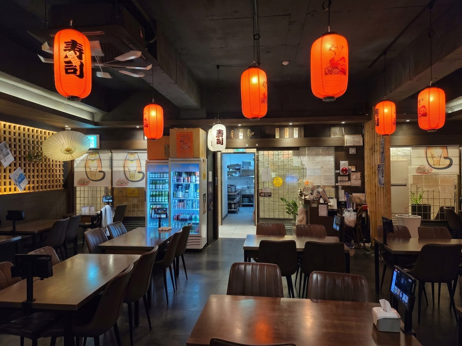 서울 강남 이자카야 — 시공 전 천장, 배관·에어컨·조명이 그대로 드러나 있습니다