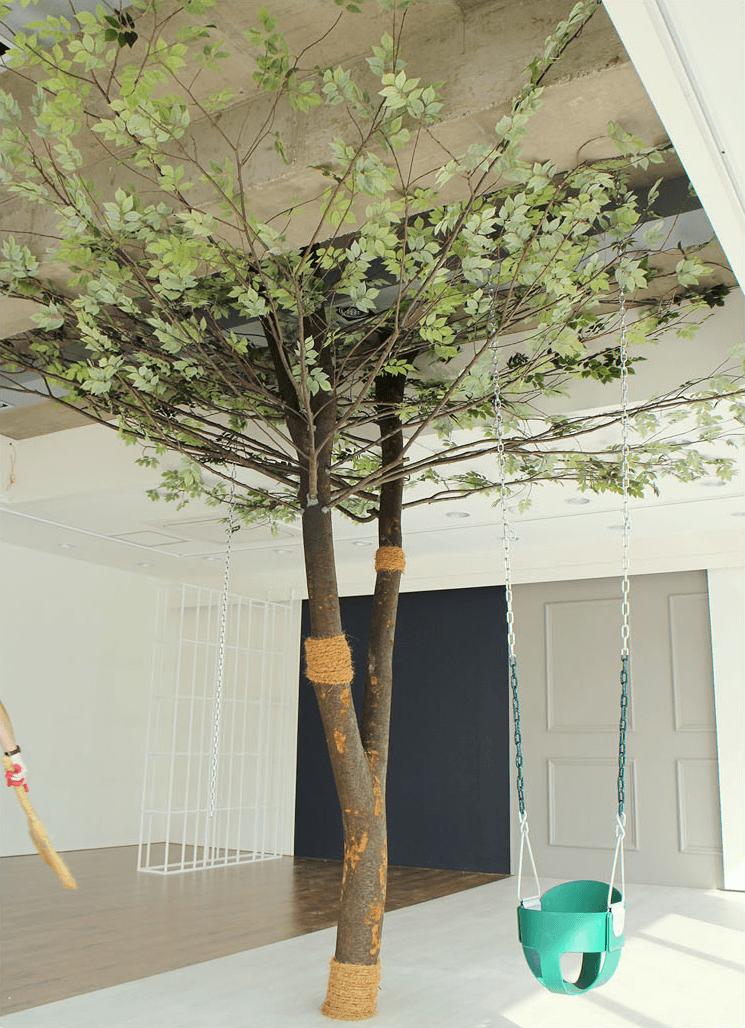 강남 개포동 스튜디오 — 체인으로 매단 초록 그네
