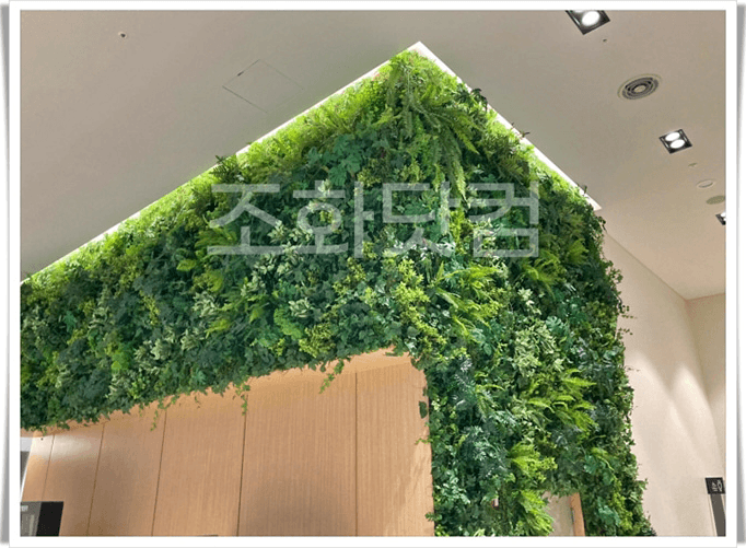강릉시 강릉아트센터 — 경사진 코너까지 이어진 상부 벽면녹화