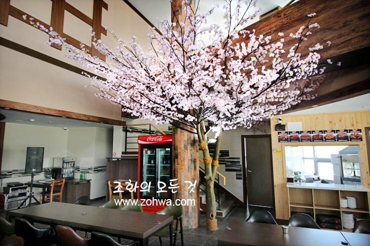 김천 원정간장게장 — 홀 중앙의 대형 벚꽃나무