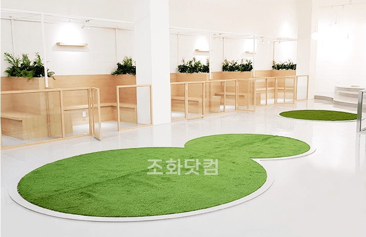 서울 글램독 그라운드 삼성점 — 초록 바닥과 부스가 있는 반려동물 공간