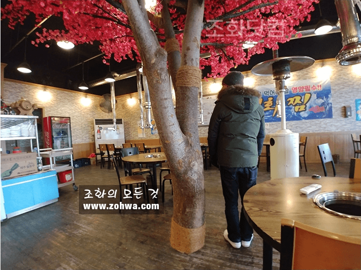 대구 고향참숯막창 — 굵은 기둥의 매화나무와 좌석