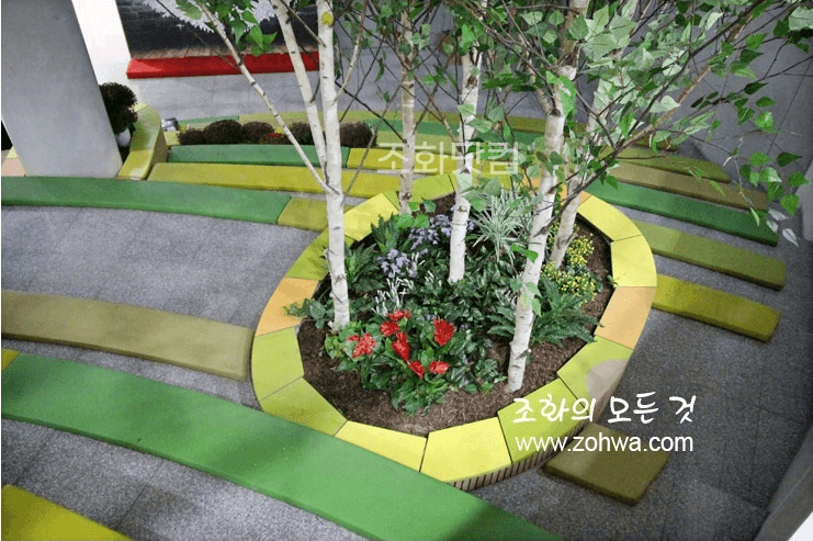 서울 경복초등학교 — 나무 화단 주변의 학생 쉼 공간