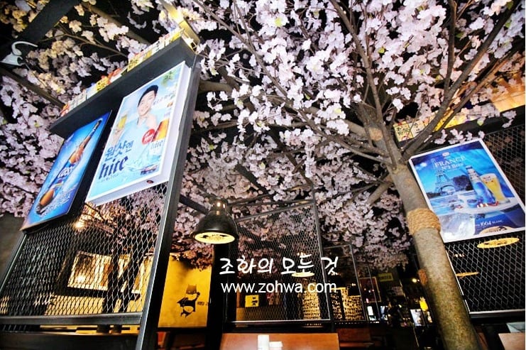 경산 쿠로배트맨 — 사케 포스터와 벚꽃