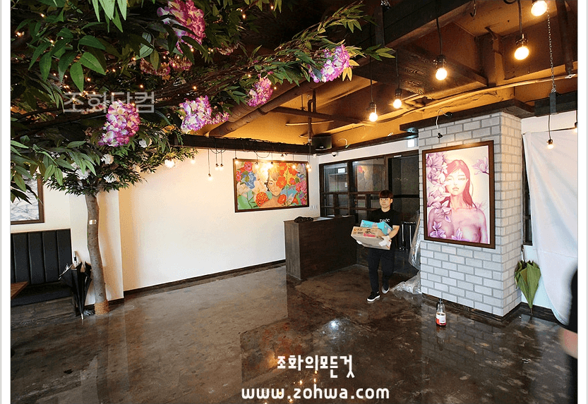 인천 계산점 지금보고싶다 — 벽돌벽 아래 보라 꽃이 어우러진 홀